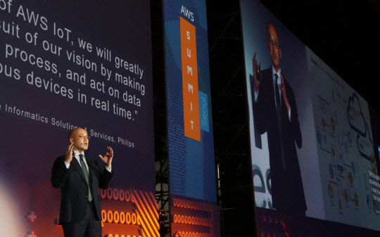 염동훈 AWS코리아 대표가 지난 4월 19일 서울 삼성동 코엑스에서 열린 'AWS 서밋 서울 2017'에서 기조연설을 하고 있다.    AWS코리아 제공